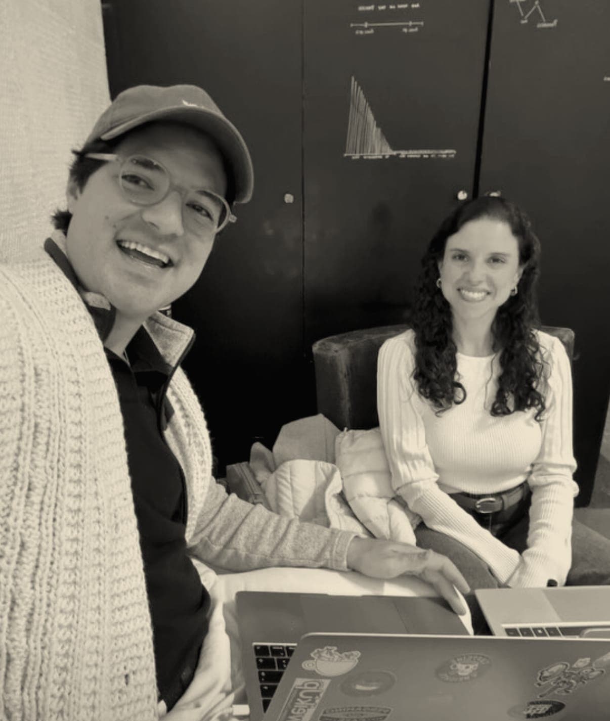 Daniel Rubio y María Camila Jaramillo trabajando juntos con sus portátiles